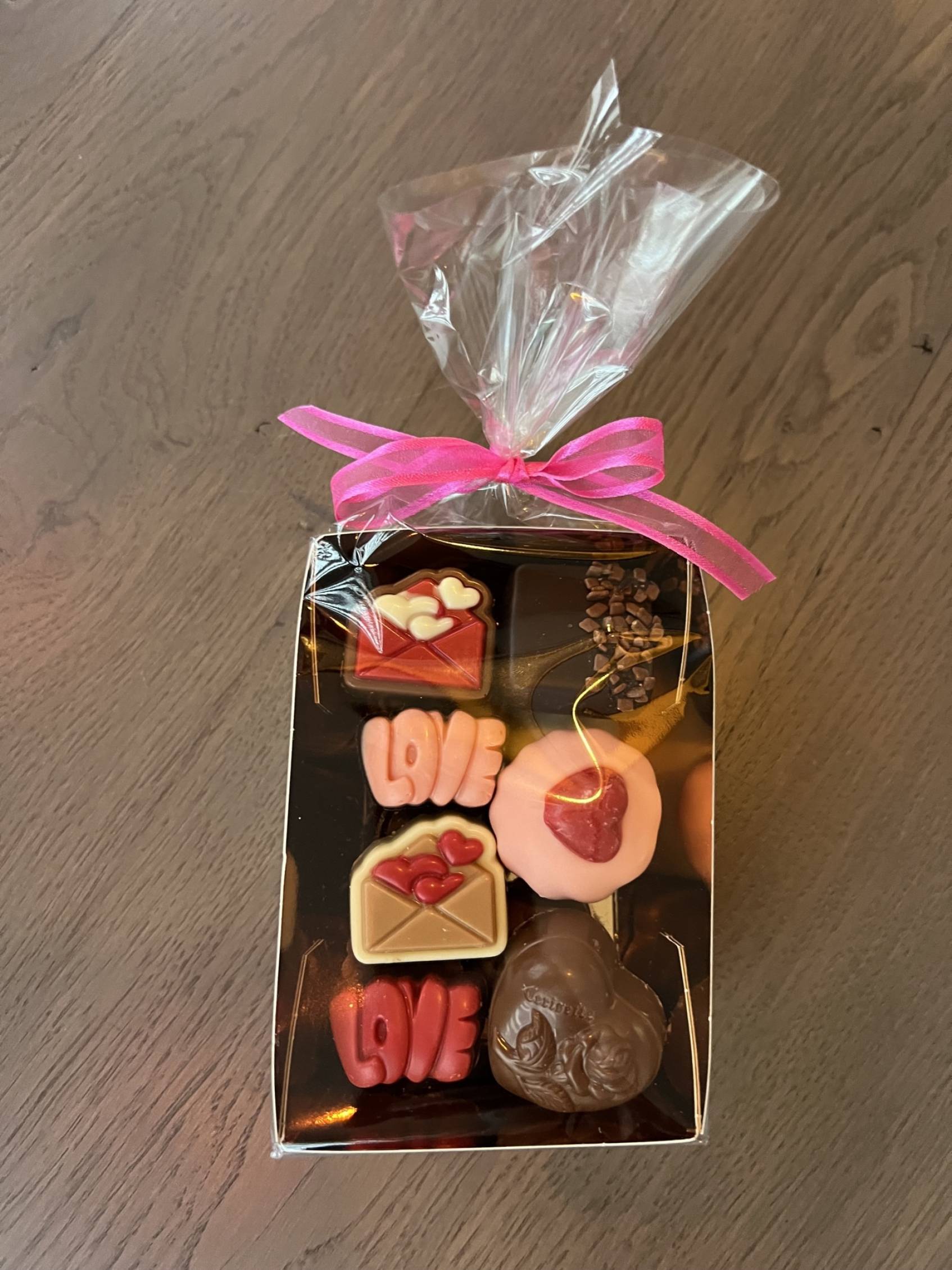 Valentijnchocolade in goudbakje